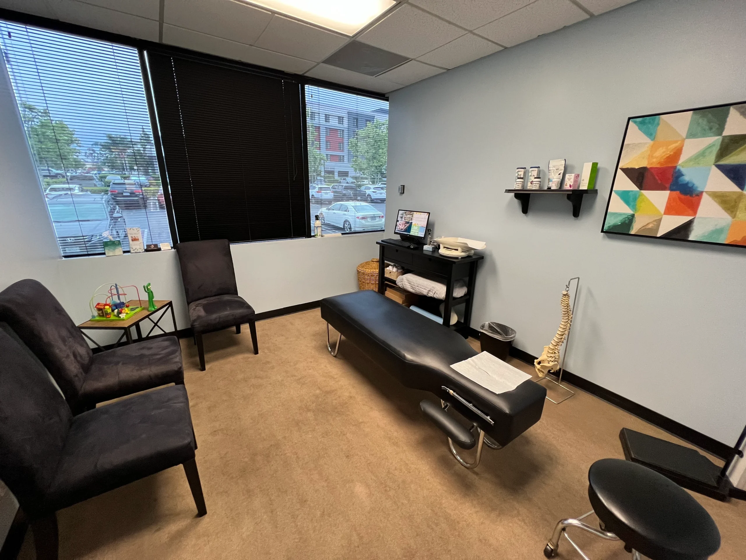 Chiropractic-Treatment -Room-with-Adjustment-Table-and-Spine-Model-go-green-light-chiropractic-image