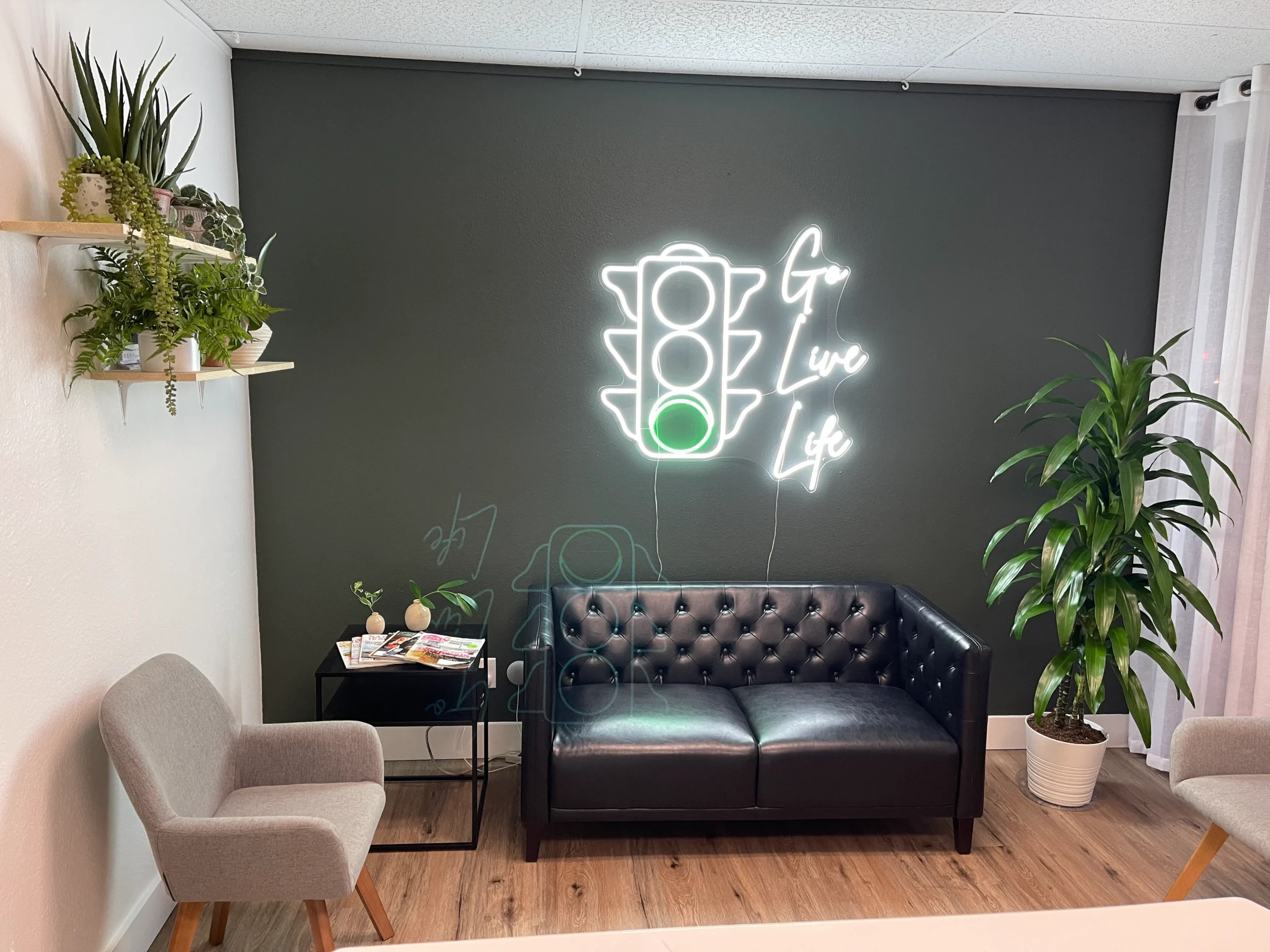 greenlight-chiropractic-lake-forest-waiting-room-neon-sign
