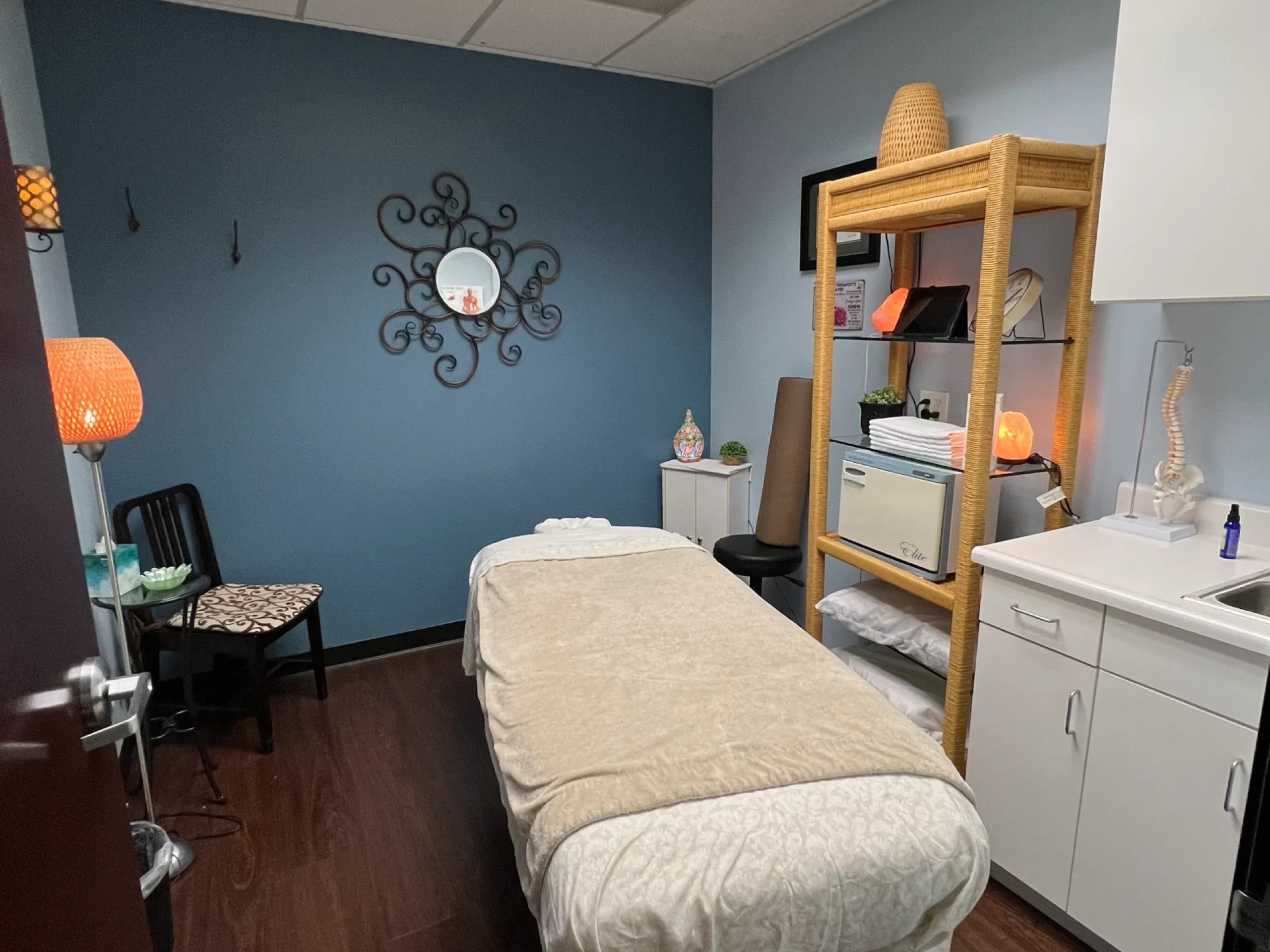 Chiropractic-Massage-Therapy-Room-with-Treatment-Table-go-green-light-chiropractic-image
